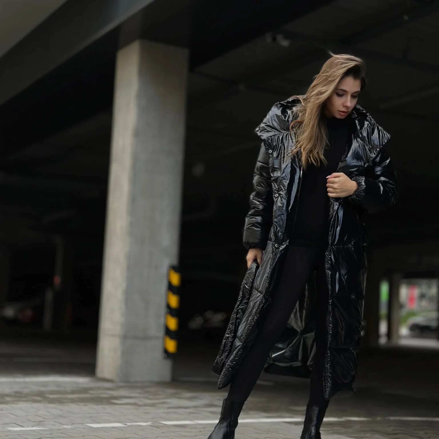 Пуховик жіночий COAT BLANKET односторонній чорний-лак з поясом - COAT BLANKET - пуховики, куртки, одяг та багато іншого.